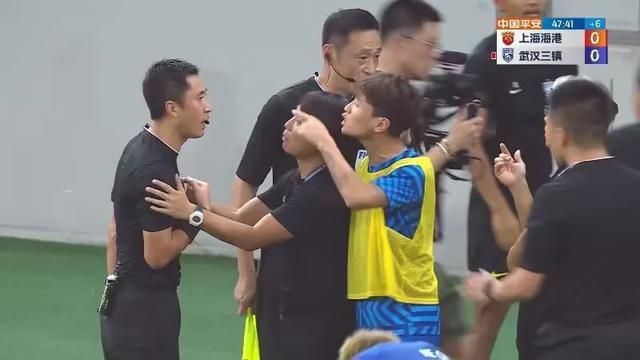 比赛焦点瞬间：第9分钟，尤文右路角球开到禁区麦肯尼头球顶高了。